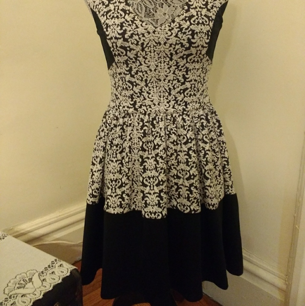 Colorblock Black & Lace Pattern Dress - Picture 4 of 8
